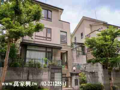 售新北市新店區青山鎮★藍天獨棟庭院別墅★萬家興康橋小學別墅4,500萬